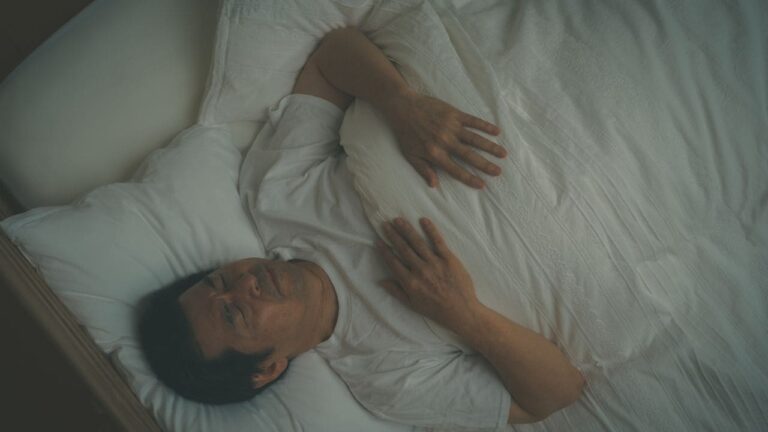 「苦しい、助けて…」年金15万円・77歳母の喘ぎ声。朝4時、虫の知らせで飛び起き、駆け付けた息子が実家で味わった「不意打ちの別れ」【FPが解説】